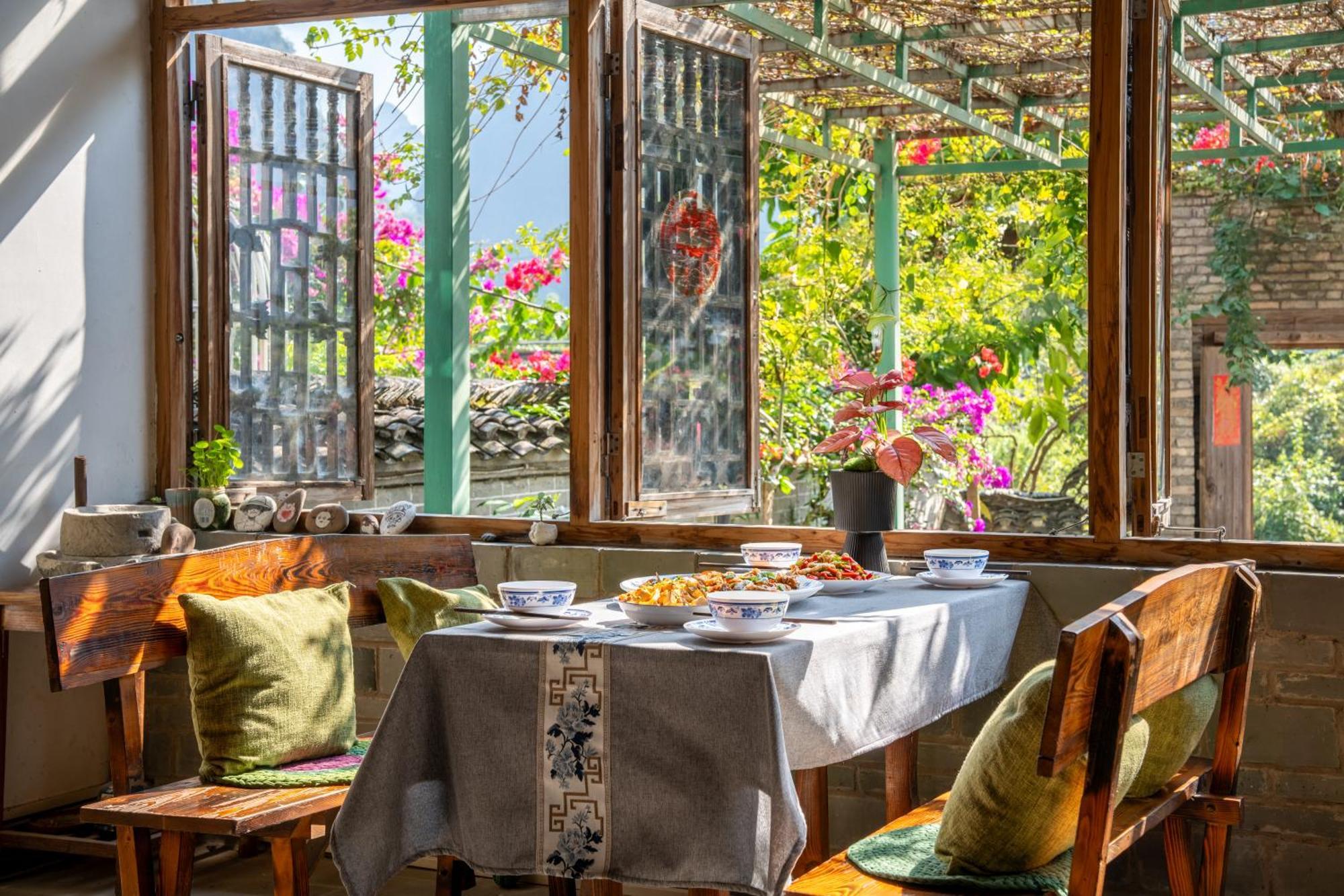 Leisure Courtyard Hotel Yangshuo-Free Shuttle Bus To Yangshuo Station Stay 2 Nights One Way Экстерьер фото